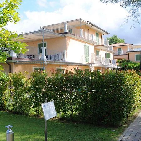 Apartment In Marina Di Massa - Toskana 24103 المظهر الخارجي الصورة
