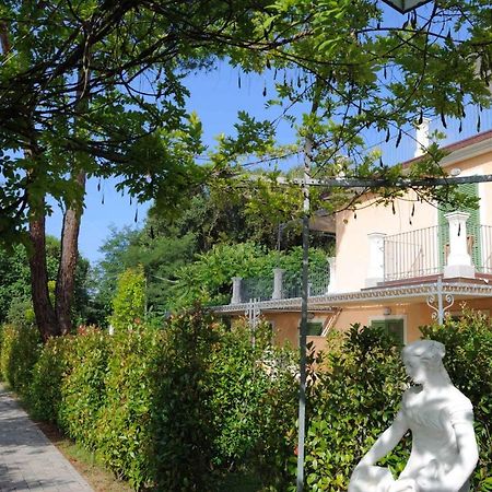 Apartment In Marina Di Massa - Toskana 24103 المظهر الخارجي الصورة